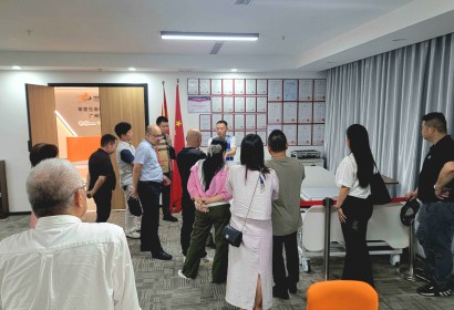    探索创新之旅 - 公司销售团队汇聚一堂交流探讨公司新产品、讨论市场策略/技术讲解，共同开拓市场。