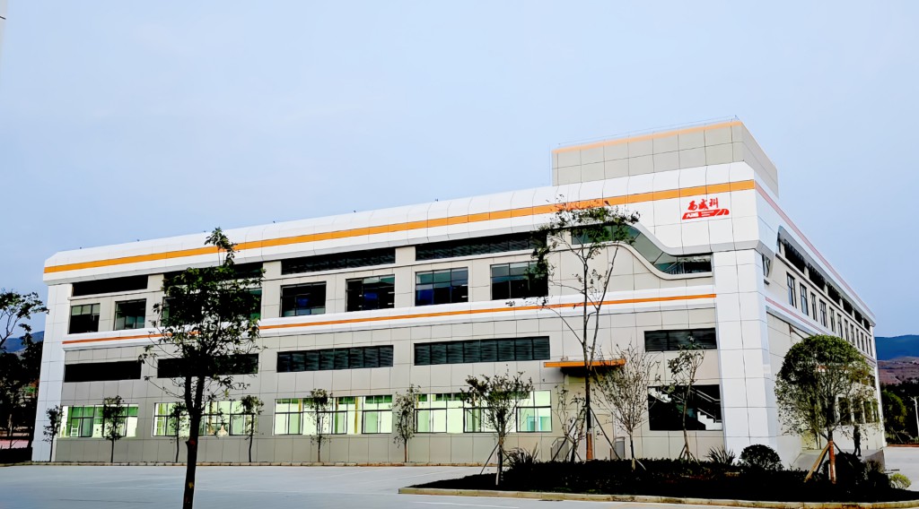 弥渡县人民政府县长马志翔一行走进弥渡沪滇产业园。